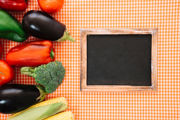 Photo gratuite légumes et ardoises sur toile