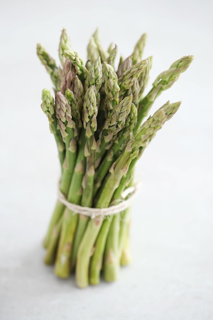 Des légumes. Asperges vertes sur la table