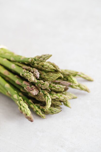 Des légumes. Asperges vertes sur la table