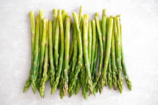 Des légumes. Asperges vertes sur la table