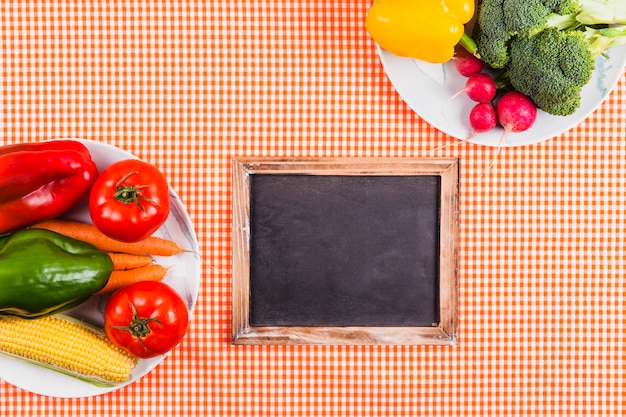 Légumes sur assiettes et ardoises