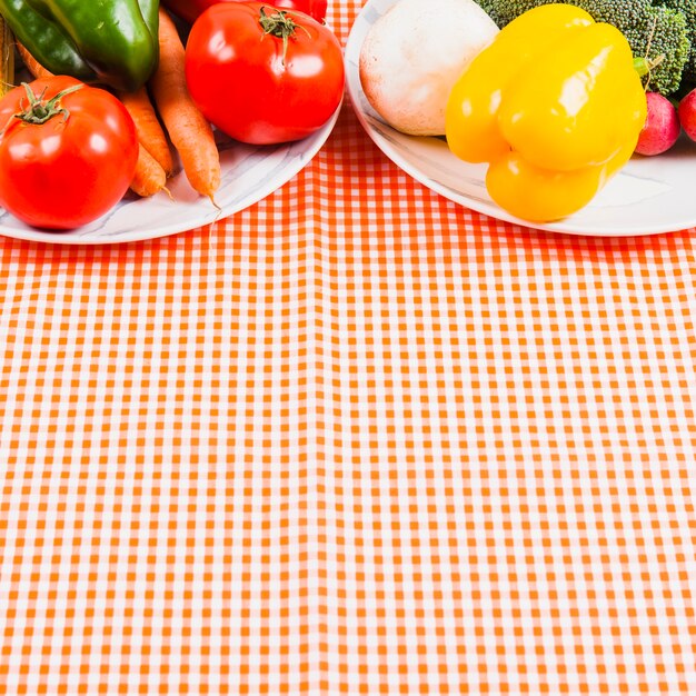 Légumes sur les assiettes avec de l&#39;espace sur le fond