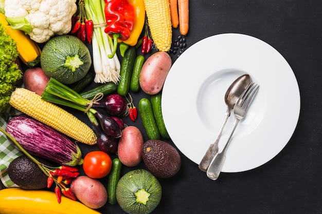 Photo gratuite légumes et assiettes avec de la vaisselle