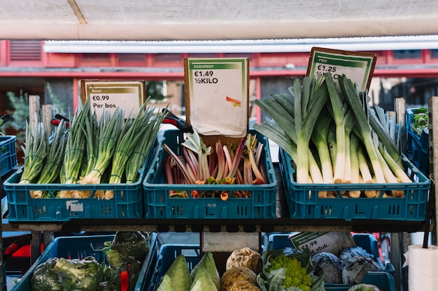 Photo gratuite légumes biologiques frais dans la caisse à l'étal de marché