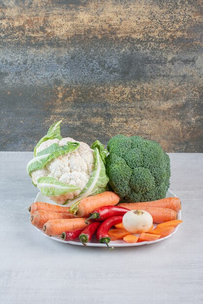 Légumes biologiques frais sur plaque blanche. Photo de haute qualité