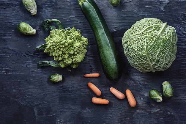 Légumes biologiques sur table en bois. Vue de dessus