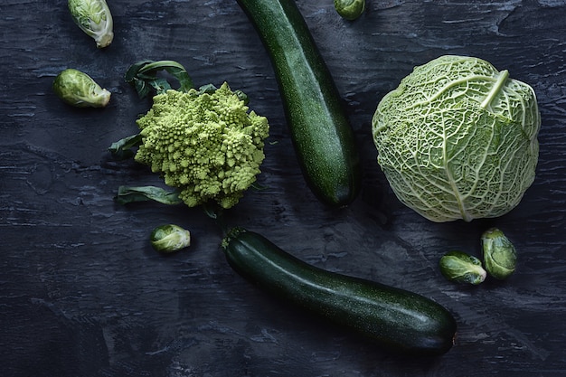 Légumes biologiques sur table en bois. Vue de dessus