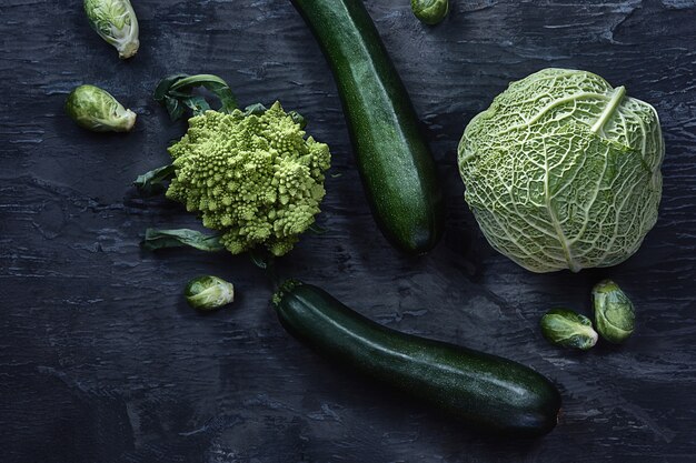 Légumes biologiques sur table en bois. Vue de dessus