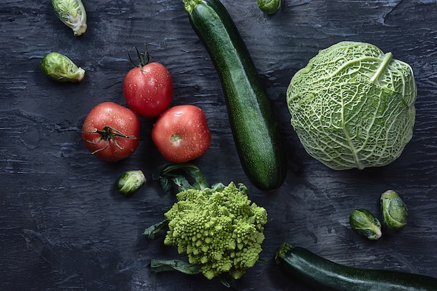Légumes biologiques sur table en bois. Vue de dessus