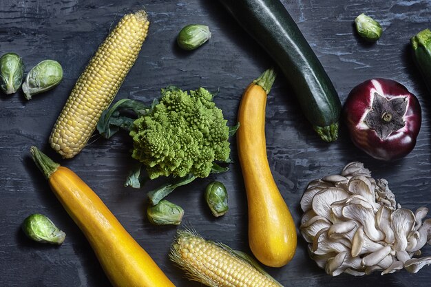 Légumes biologiques sur table en bois. Vue de dessus