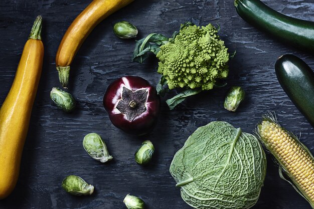 Légumes biologiques sur table en bois. Vue de dessus