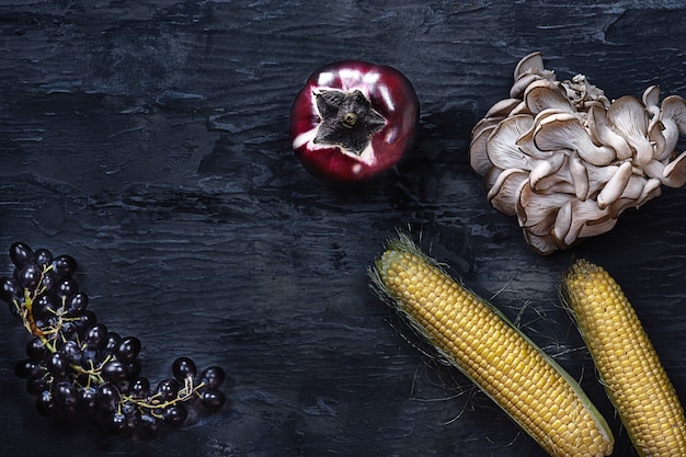 Légumes biologiques sur table en bois. Vue de dessus