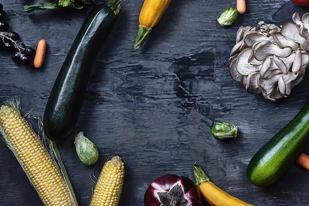 Légumes biologiques sur table en bois. Vue de dessus