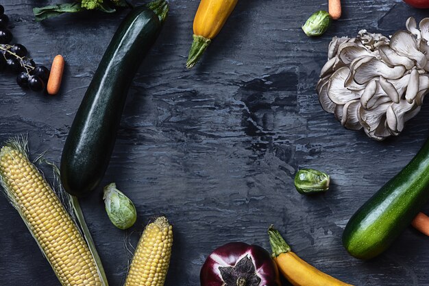 Légumes biologiques sur table en bois. Vue de dessus