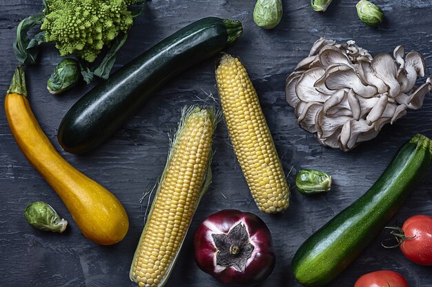 Légumes biologiques sur table en bois. Vue de dessus