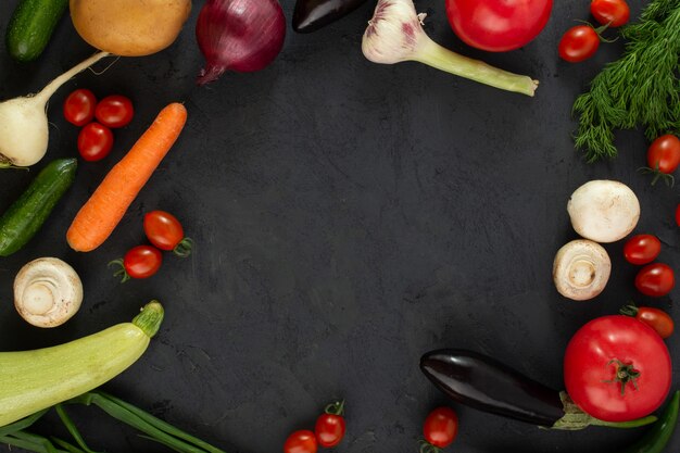 Légumes colorés frais sur fond sombre