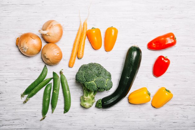 Légumes colorés sur une table blanche