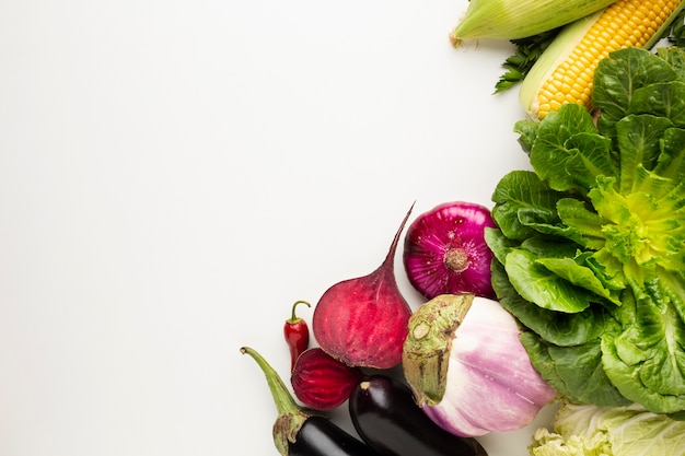 Légumes colorés vue de dessus sur fond blanc avec espace de copie