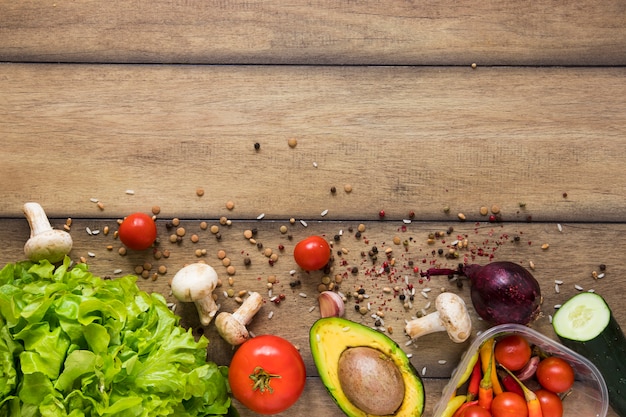 Photo gratuite légumes et condiments avec espace de copie