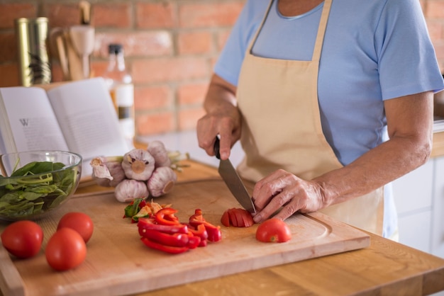 Légumes coupés sur la planche à découper