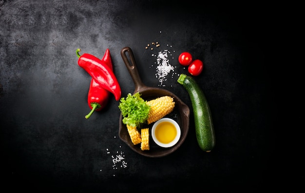 Les légumes et un couteau italien placé sur une table noire