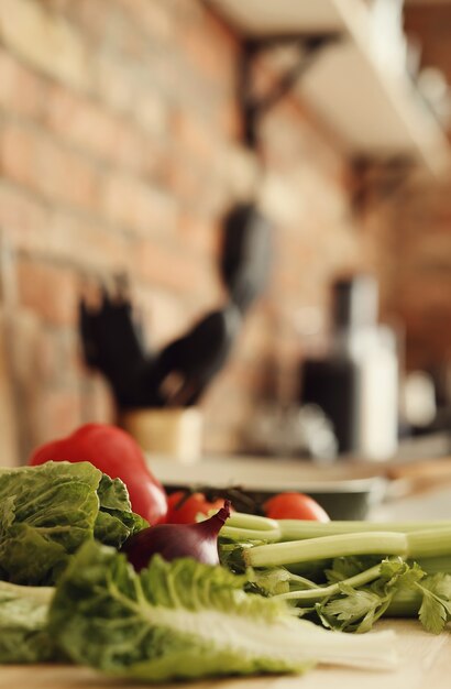 Légumes crus sur planche de bois