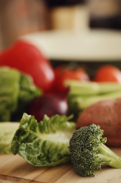 Légumes crus sur planche de bois