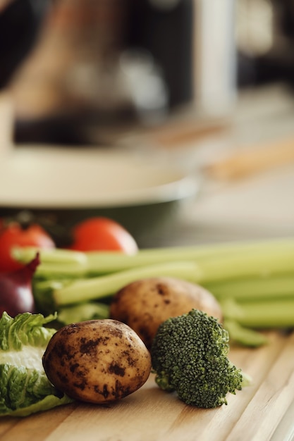 Photo gratuite légumes crus sur planche de bois