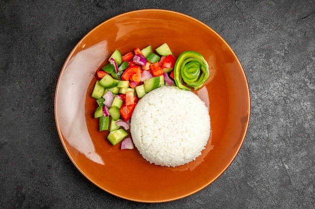 Légumes crus avec riz
