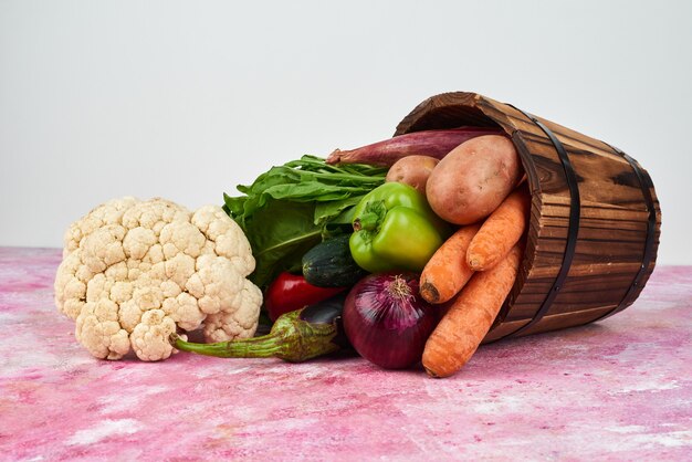 Légumes dans un seau en bois.