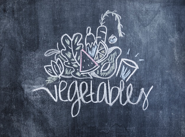 Photo gratuite légumes dessinés à la craie sur tableau noir