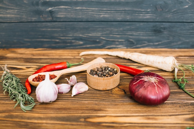 Photo gratuite légumes et épices sur la table