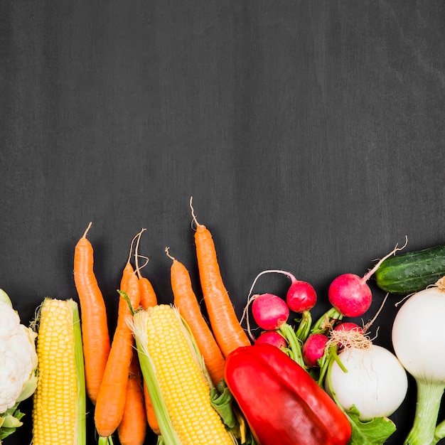 Photo gratuite les légumes et l'espace au sommet