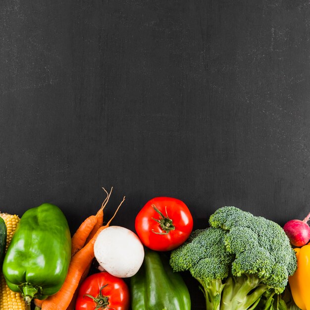 Légumes à l&#39;espace sur le dessus