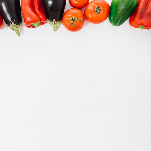 Photo gratuite les légumes et l'espace sur le fond