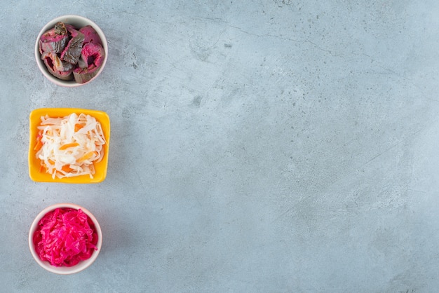 Légumes Fermentés Dans Un Bol , Sur La Table En Marbre.