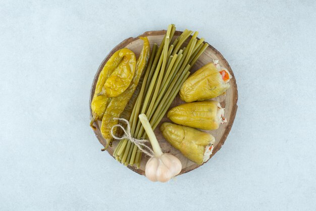 Légumes fermentés mixtes sur morceau de bois.