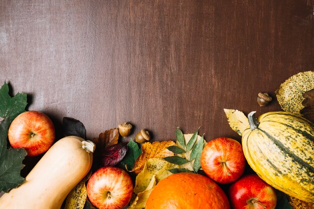 Légumes et feuilles colorés