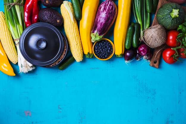 Légumes sur fond bleu