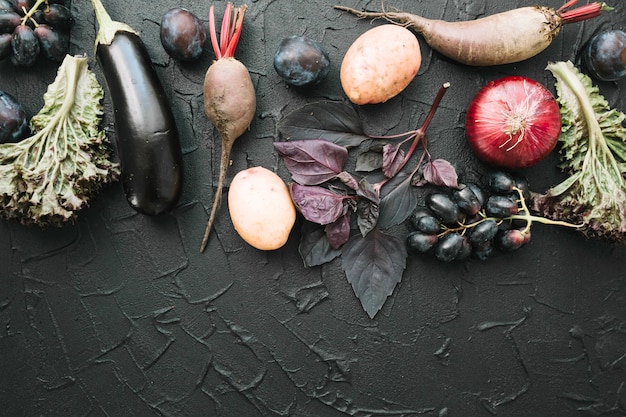 Photo gratuite légumes sur fond sombre