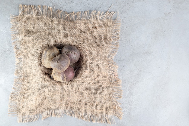 Légumes frais de betteraves rouges sur un sac. photo de haute qualité