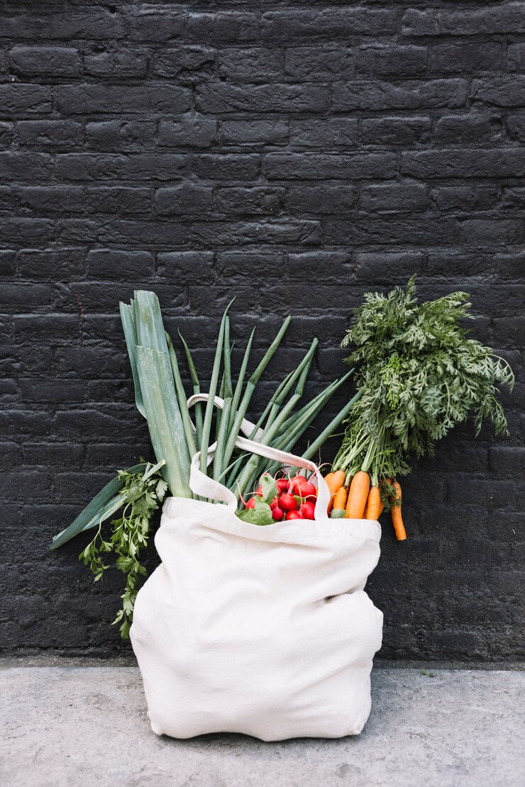 Photo gratuit légumes frais dans un sac en coton
