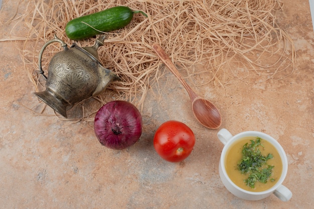 Légumes Frais Avec Une Délicieuse Soupe Sur Une Surface En Marbre