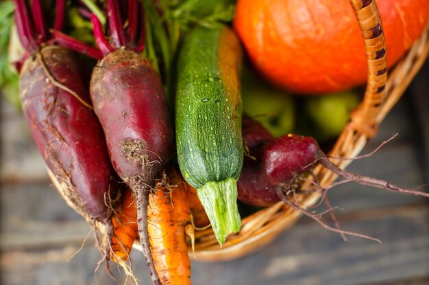 Légumes frais de fond d'aliments biologiques dans le panier