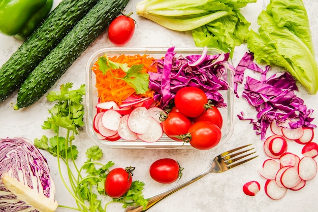 Légumes frais et ingrédients pour la salade