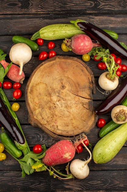 Légumes frais mûrs colorés sur un brun rustique en bois