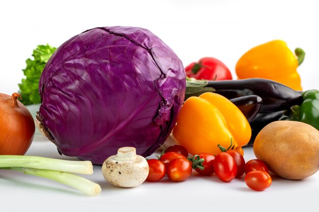 Légumes frais et mûrs sur fond blanc