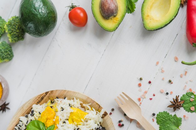 Légumes frais et petit déjeuner disposés sur une surface blanche avec un espace pour le texte