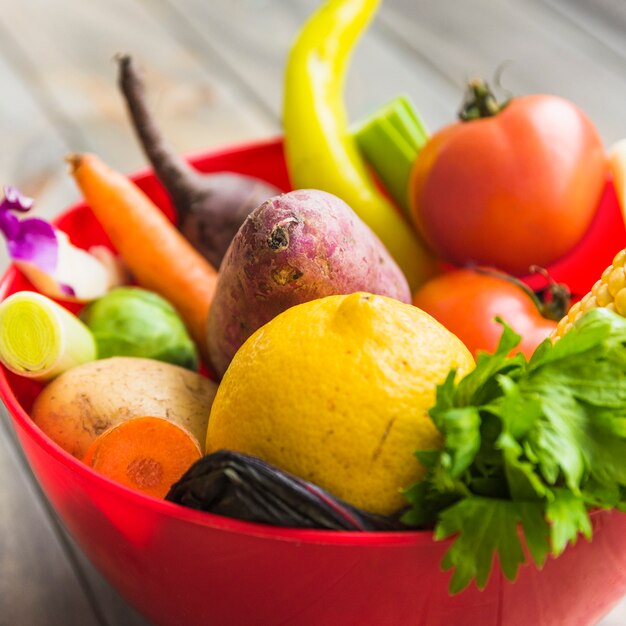 Légumes frais et sains dans un bol