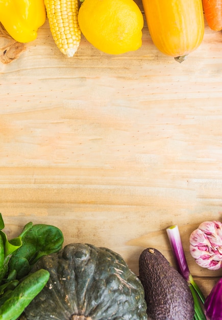 Photo gratuite légumes frais et sains sur fond en bois